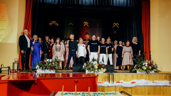 Daudz dziedātāju uz skatuves