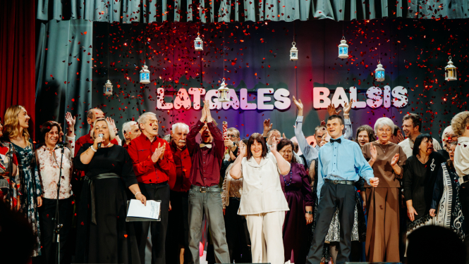 Dziedātāji uz skatuves kopbildei