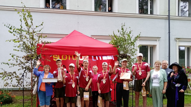 2024. gada klientu sporta spēles, dalībnieku kopbilde pie telts