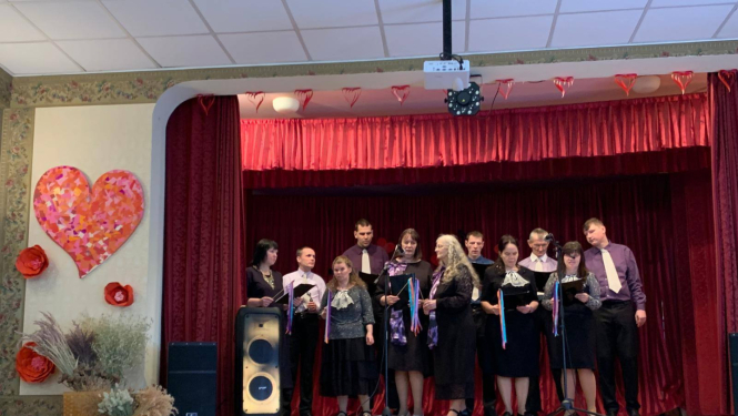 Mākslinieki dzied uz skatuves