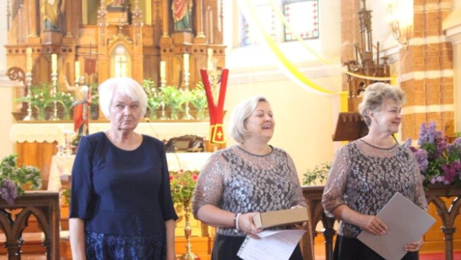3 sieviets dzied baznīcā