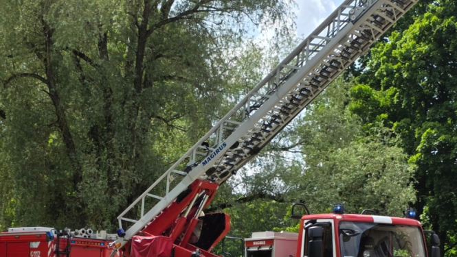 Ugunsdzēsēju auto ar paceltām kāpnēm