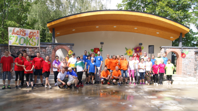 Cilvēki uz skatuves