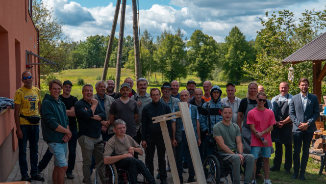 Komanda pozē pie izgatavotā sola