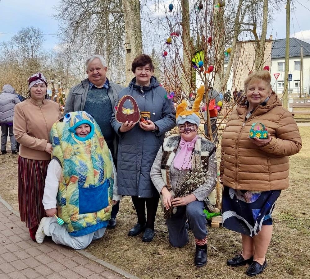 Liledienu pasākumā cilvēki ar olām