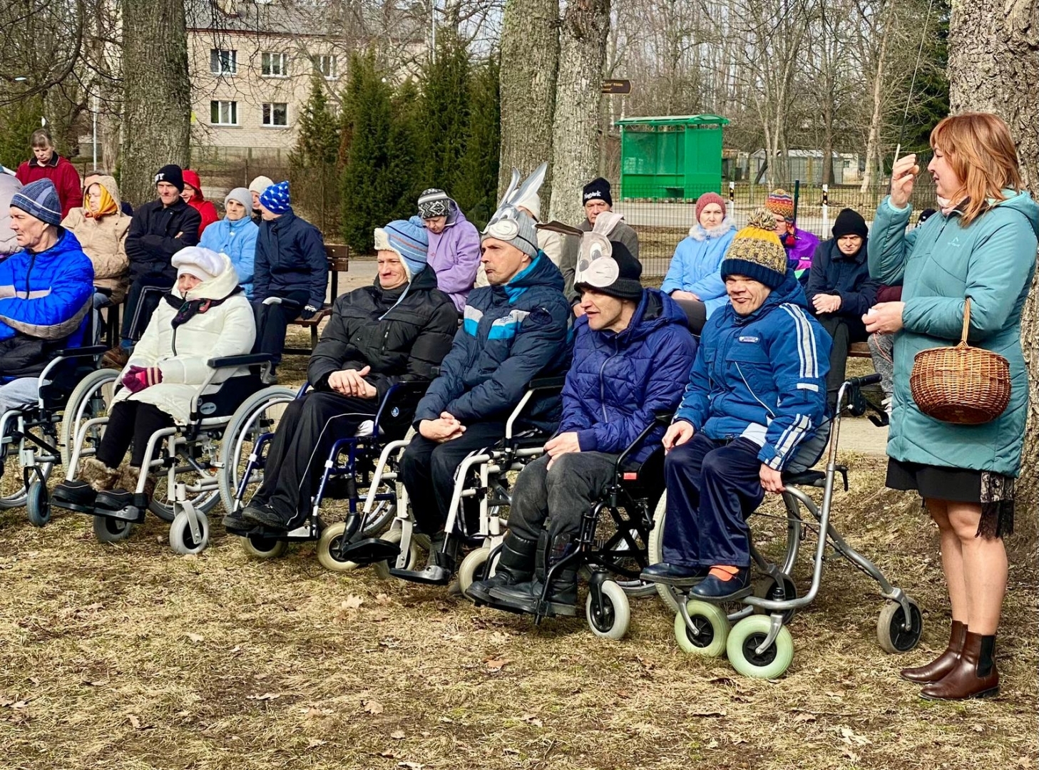 Cilvēki ratiņkrēslos Lieldienu pasākumā