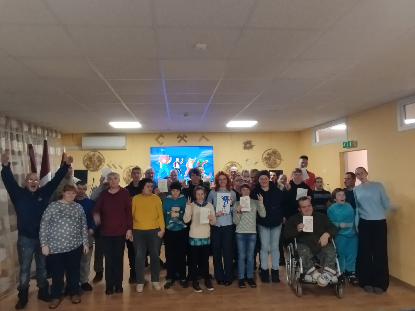 Cilvēki zālē kopbildē