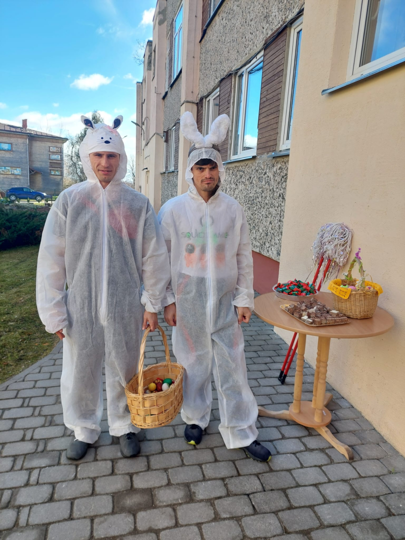 Lieldienu zaķi pie filiāles