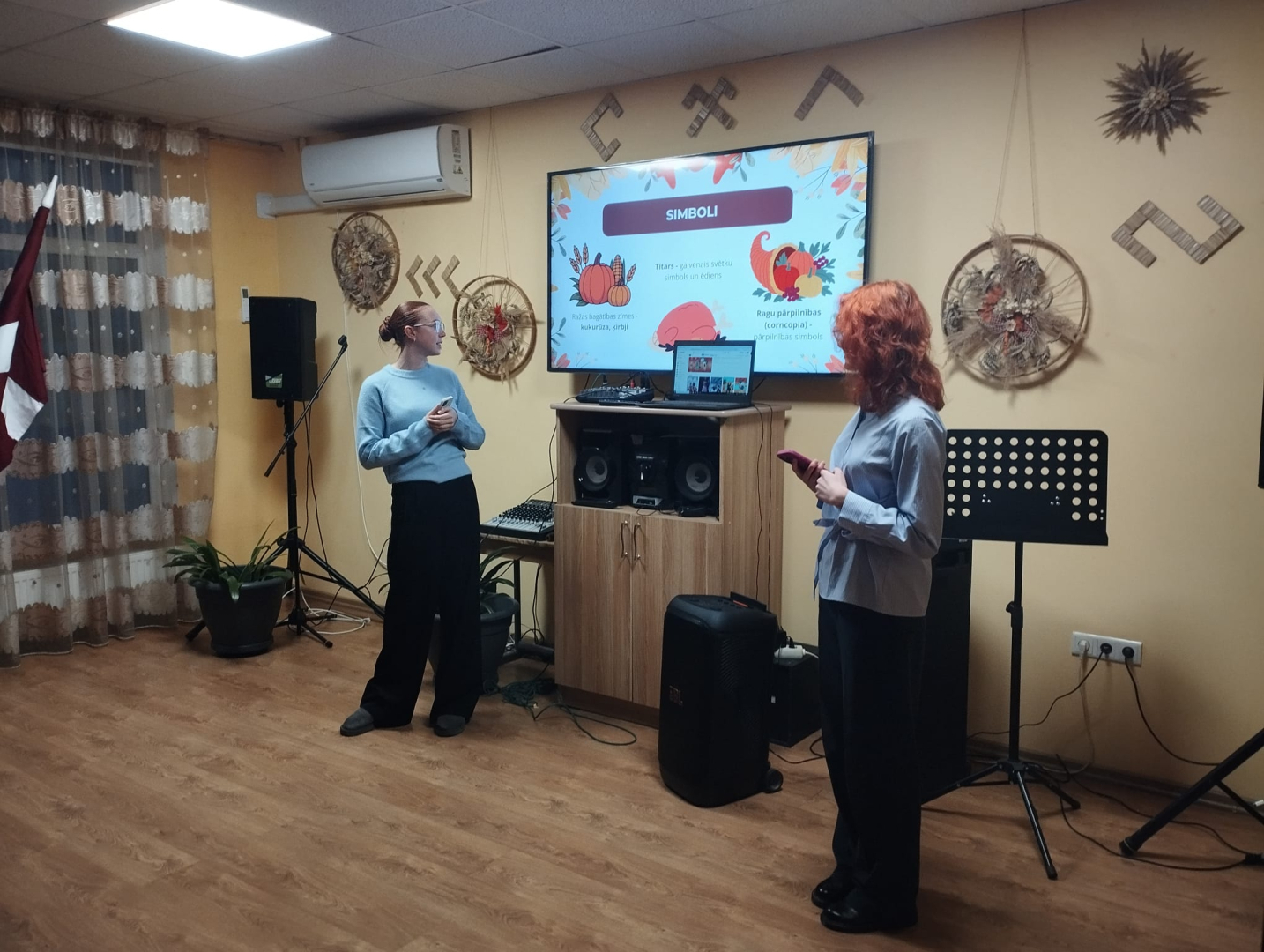 Sieviete un vīrietis dzied