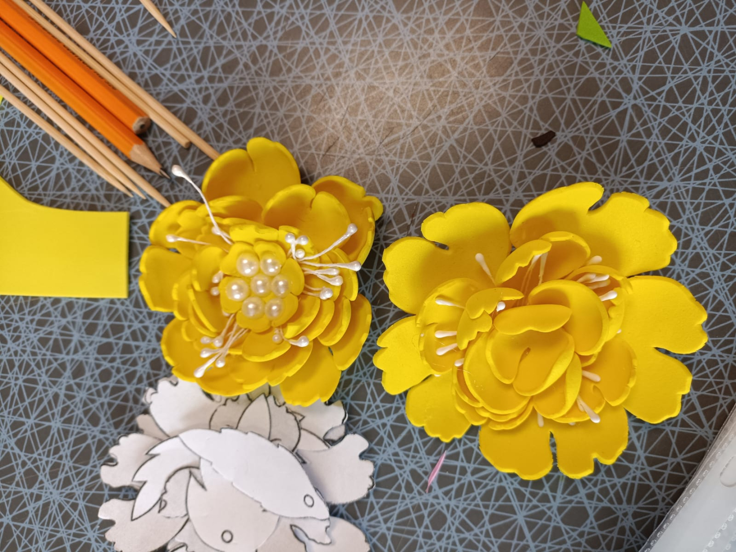 Pašdarināti dzelteni ziedi