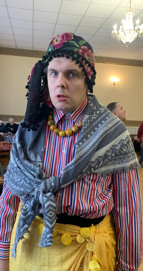 vīrietis pārģērbies sieviešu drēbēs