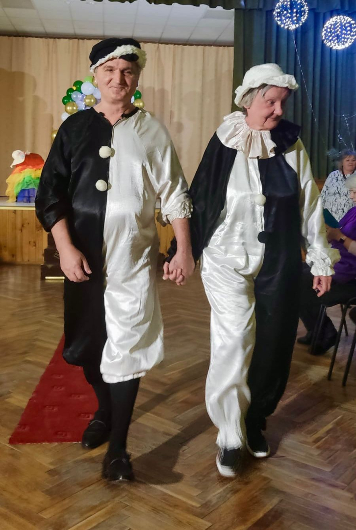 Karnevāla dalībnieki masku tērpos