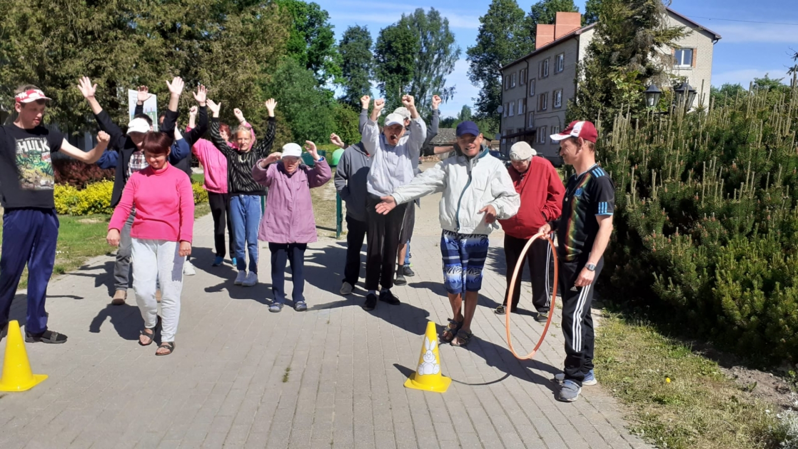 cilvēgu grupa gavilē pēc stafetes beigām