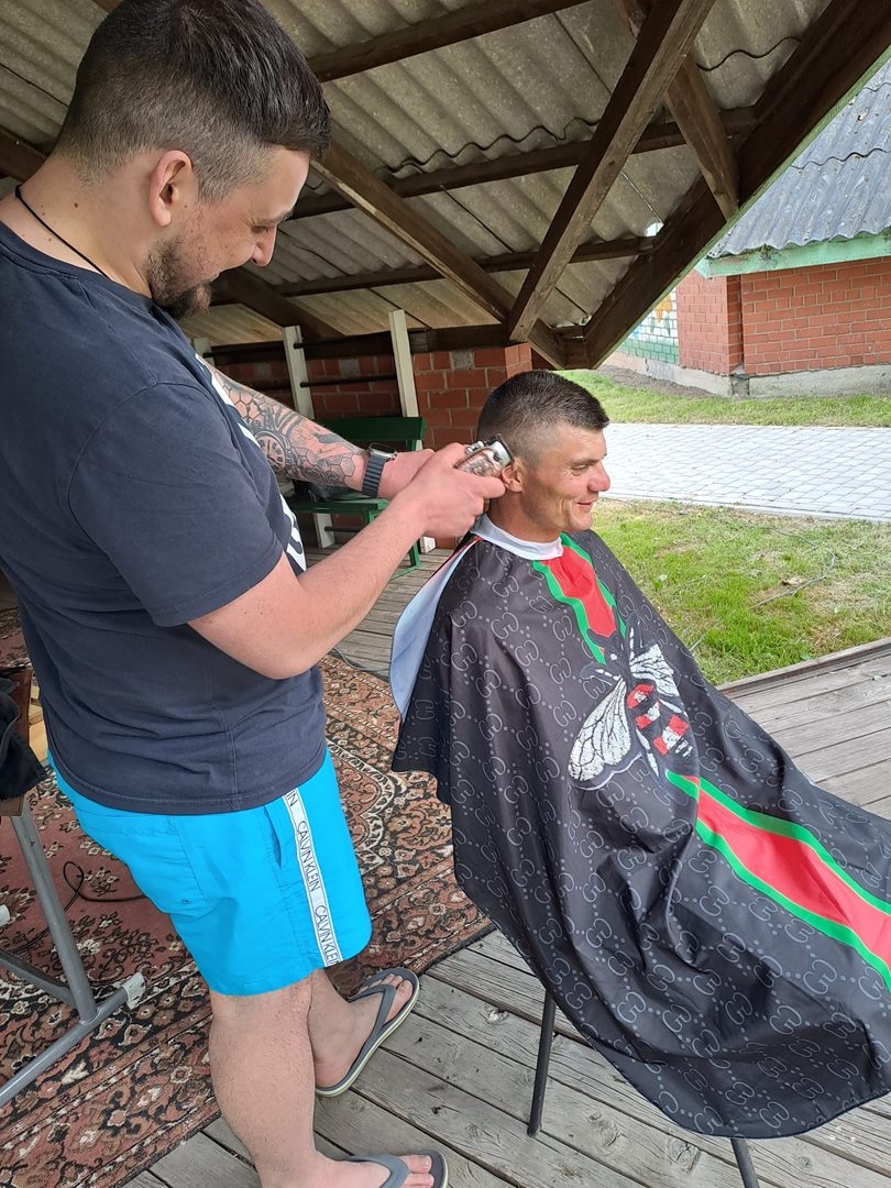 Frizieris vīrietim griež matus