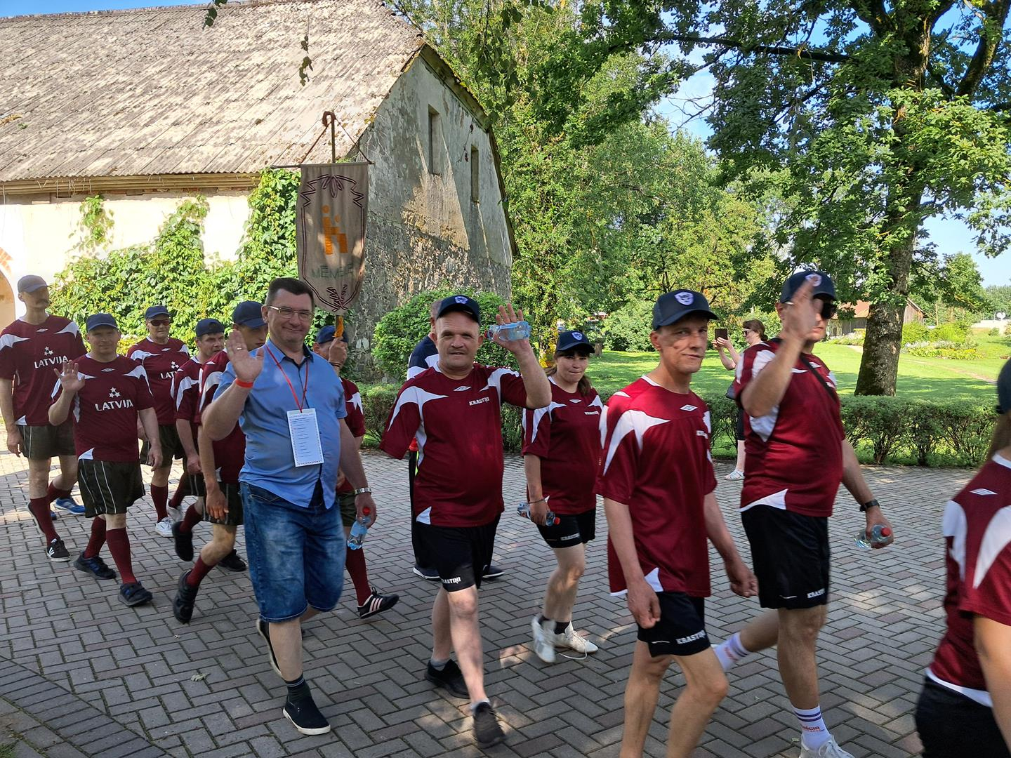 Sportisti svētku gājienā