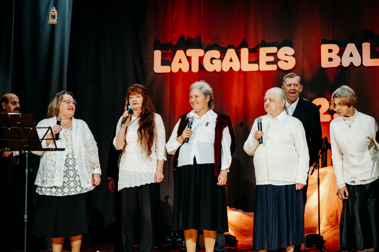 Dziedātāji uz skatuves