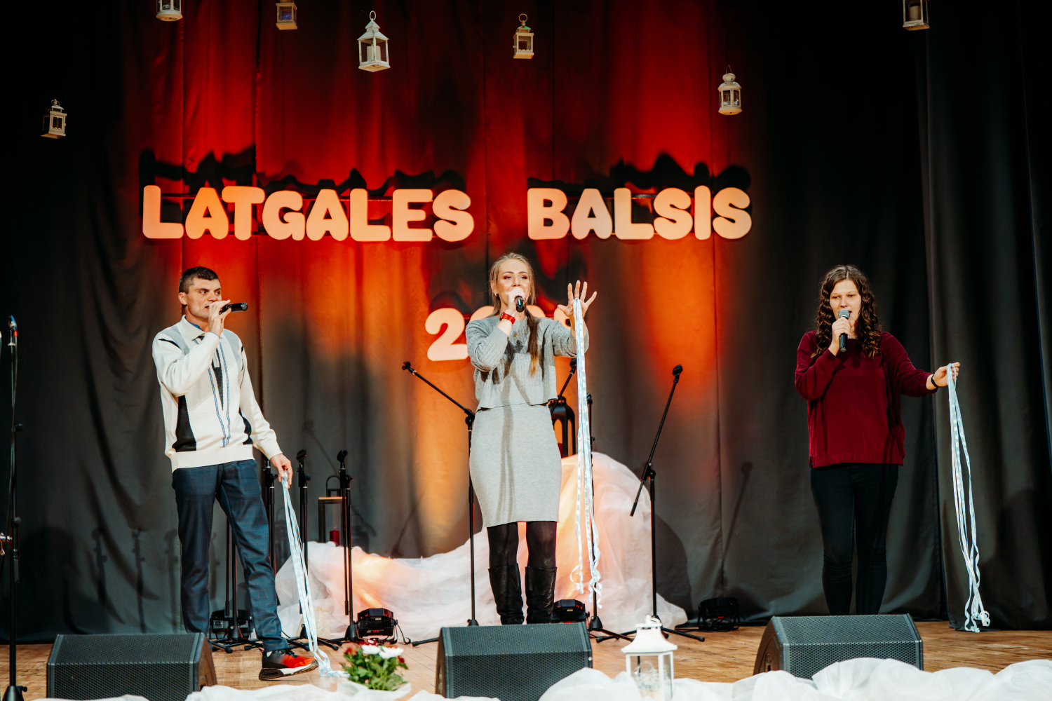 Dziedātāji uz skatuves