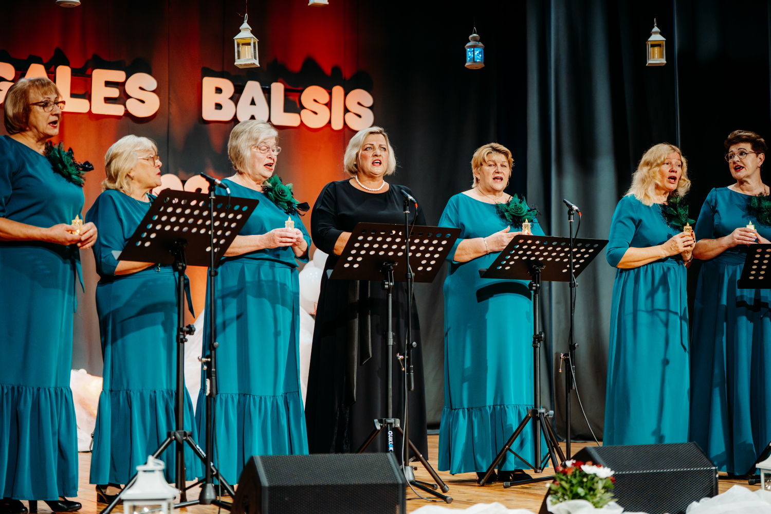 Dziedātāji uz skatuves