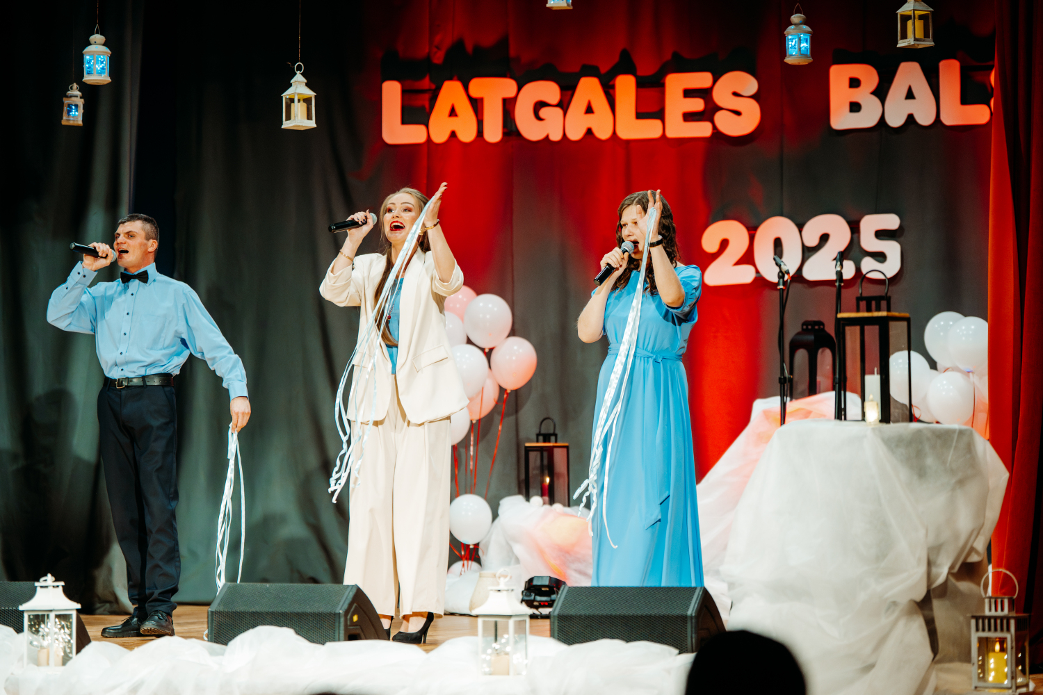 Dziedātāji uz skatuves