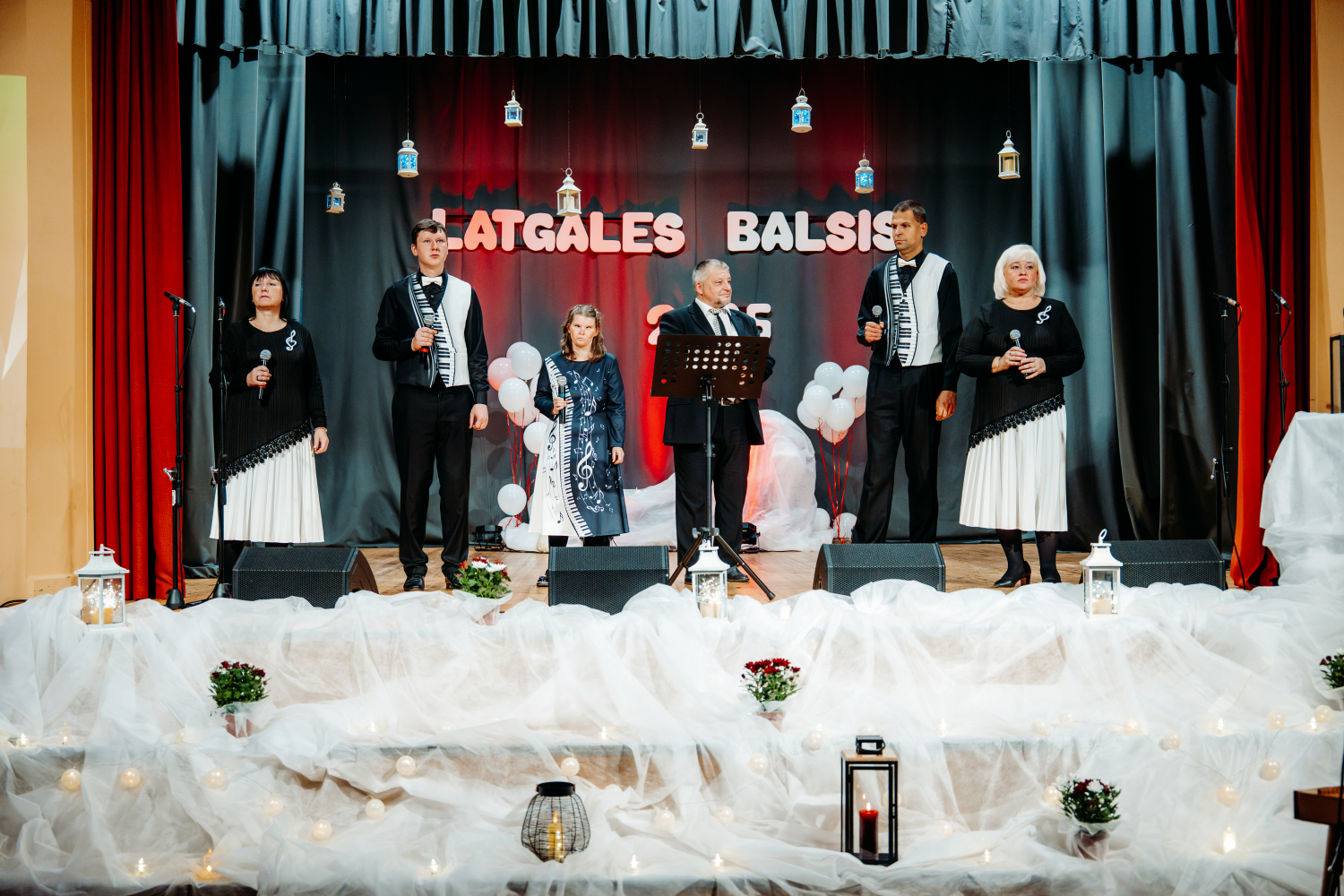 Dziedātāji uz skatuves