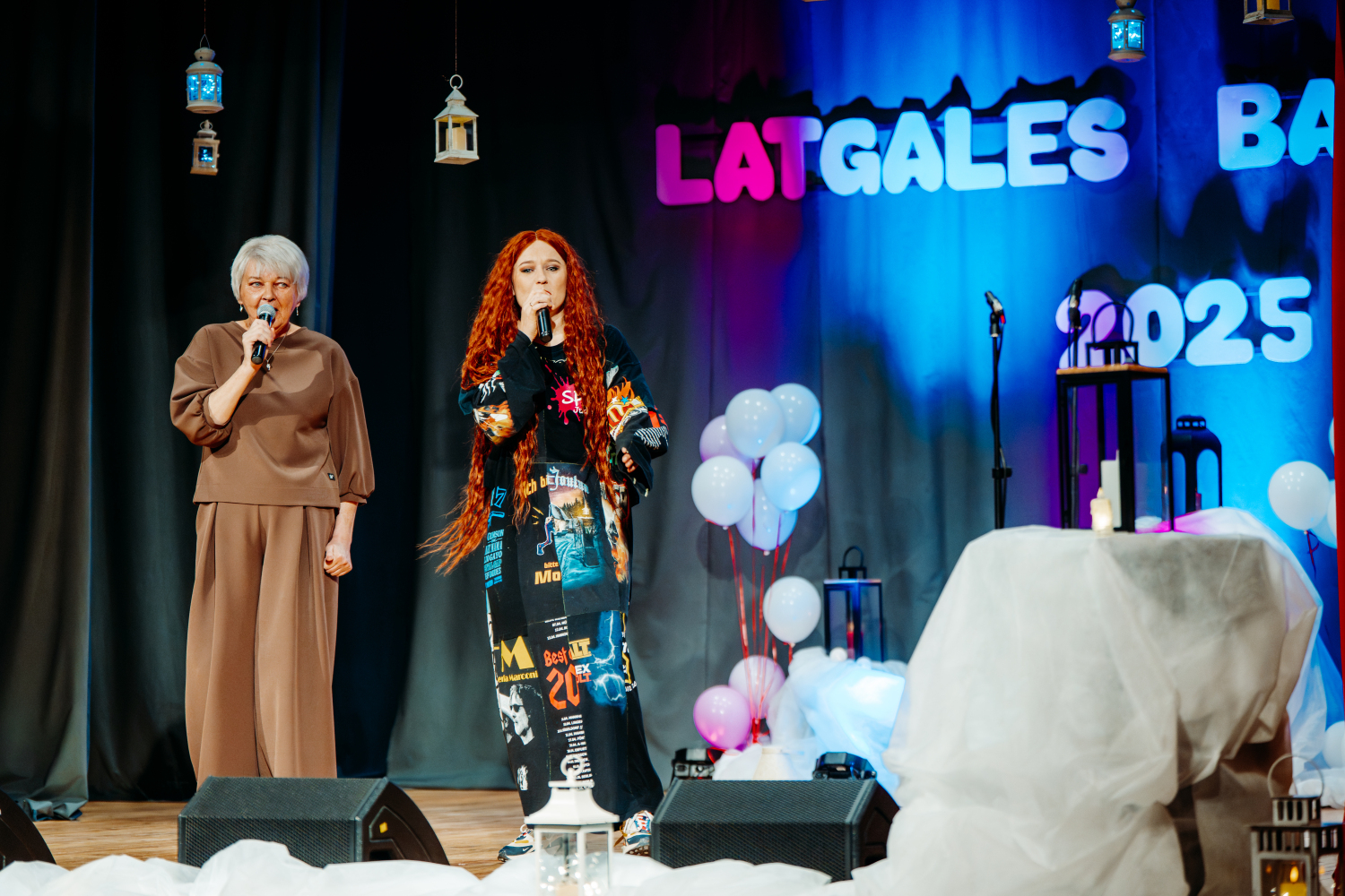 Dziedātāji uz skatuves