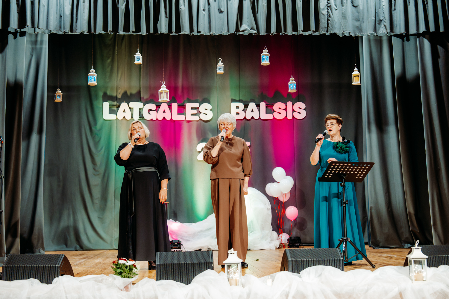 Dziedātāji uz skatuves