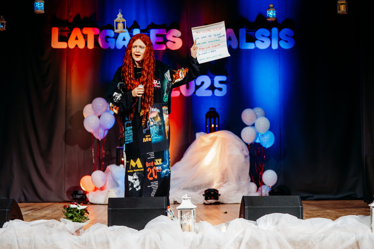 Dziedātāji uz skatuves