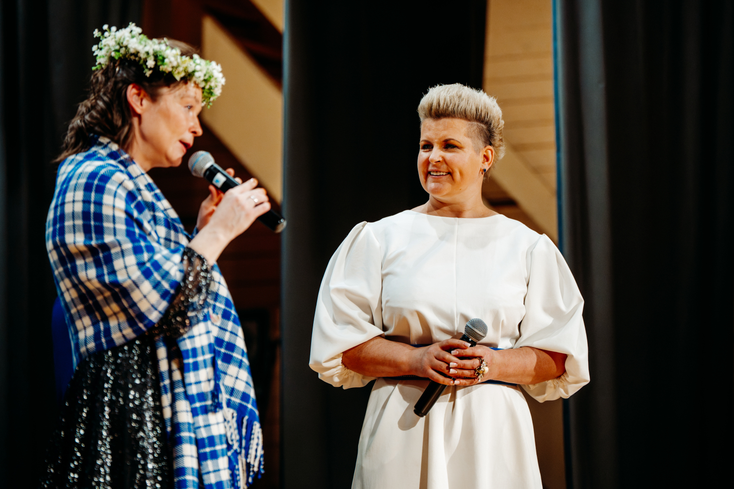 Dziedātāji uz skatuves