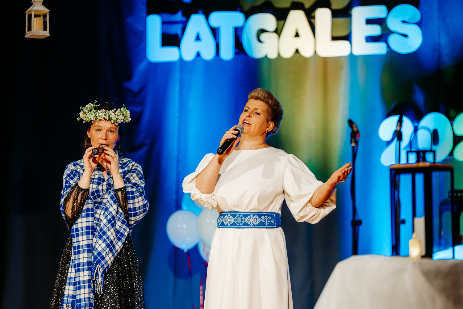 Dziedātāji uz skatuves