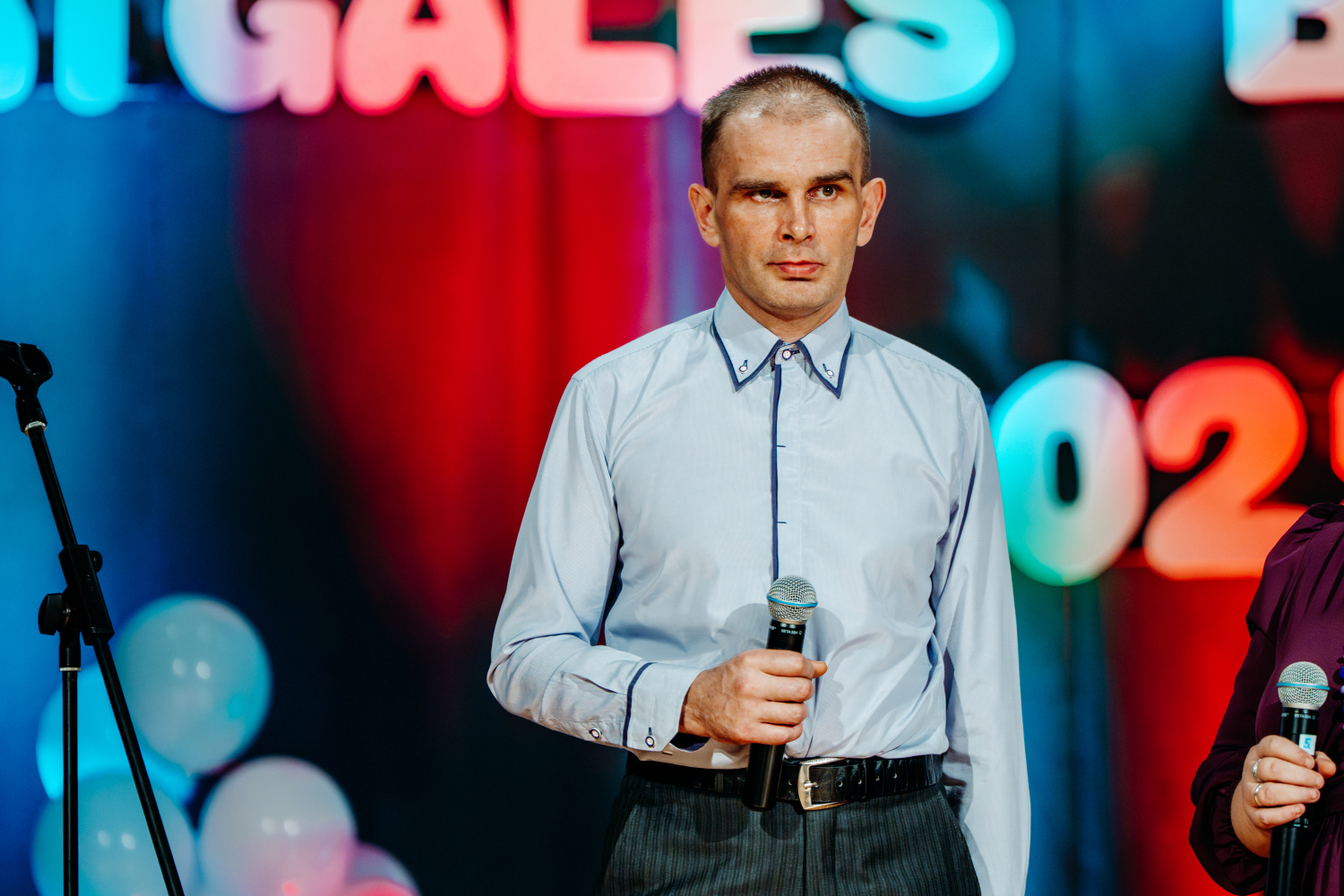 Dziedātāji uz skatuves