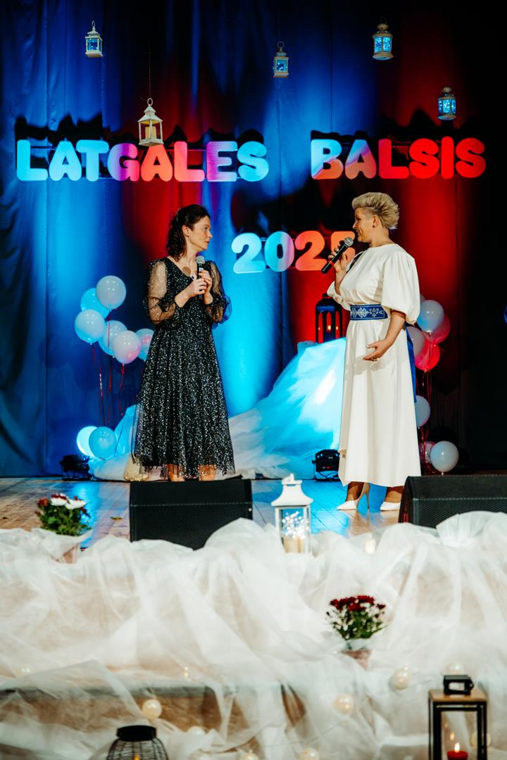 Dziedātāji uz skatuves