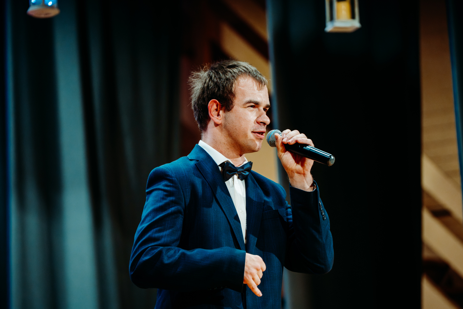 Dziedātāji uz skatuves