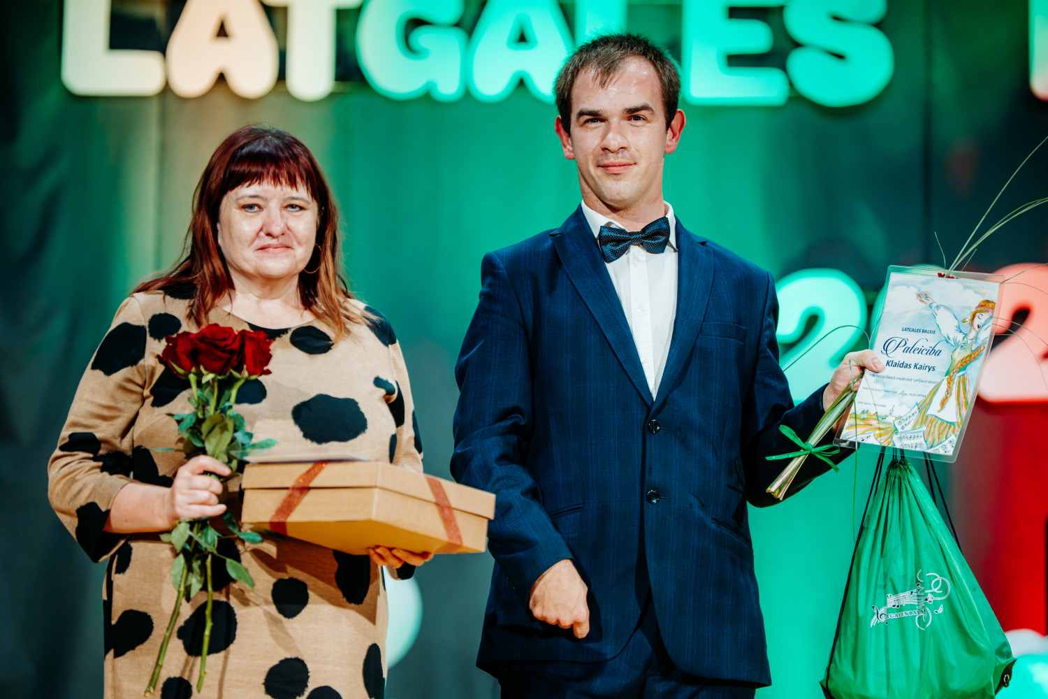 Dziedātāji uz skatuves