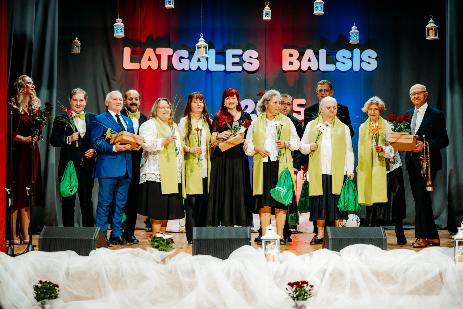 Dziedātāji uz skatuves