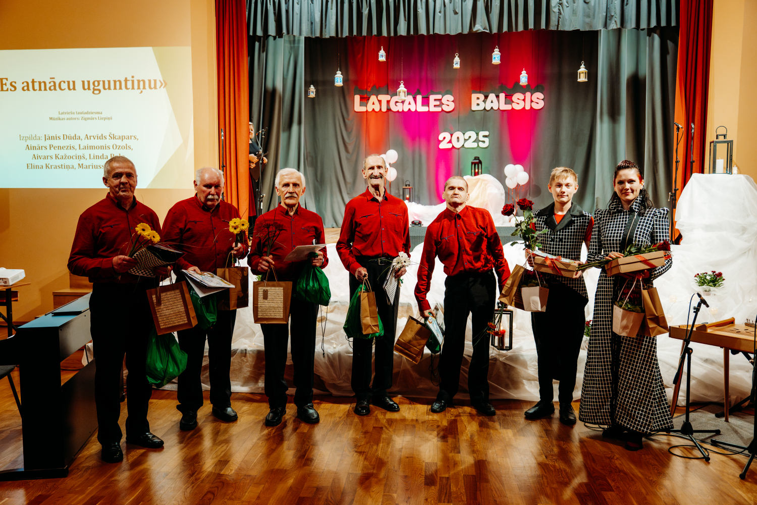 Dziedātāji uz skatuves