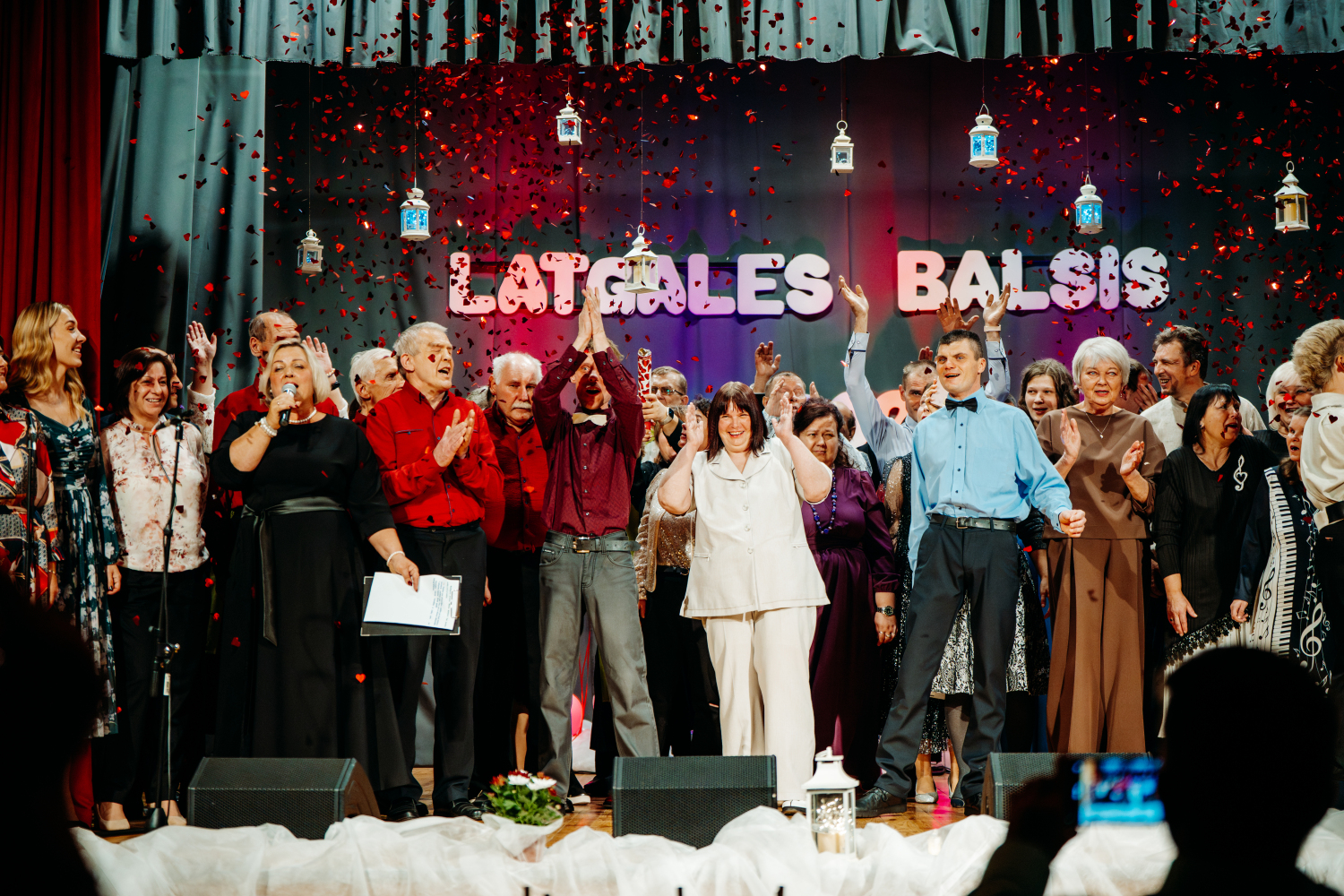 Dziedātāji uz skatuves kopbildei