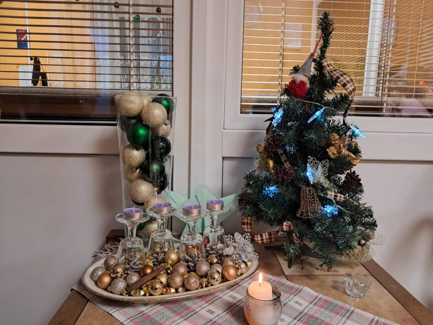 Ziemassvētku eglīte un rotājumi uz galda