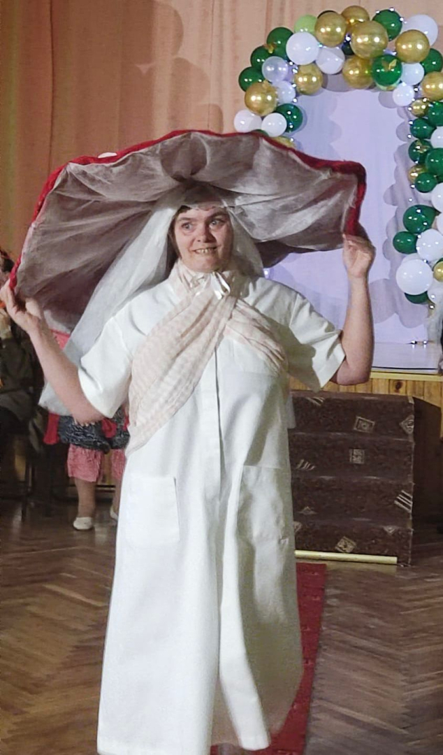Karnevāla dalībnieki masku tērpos