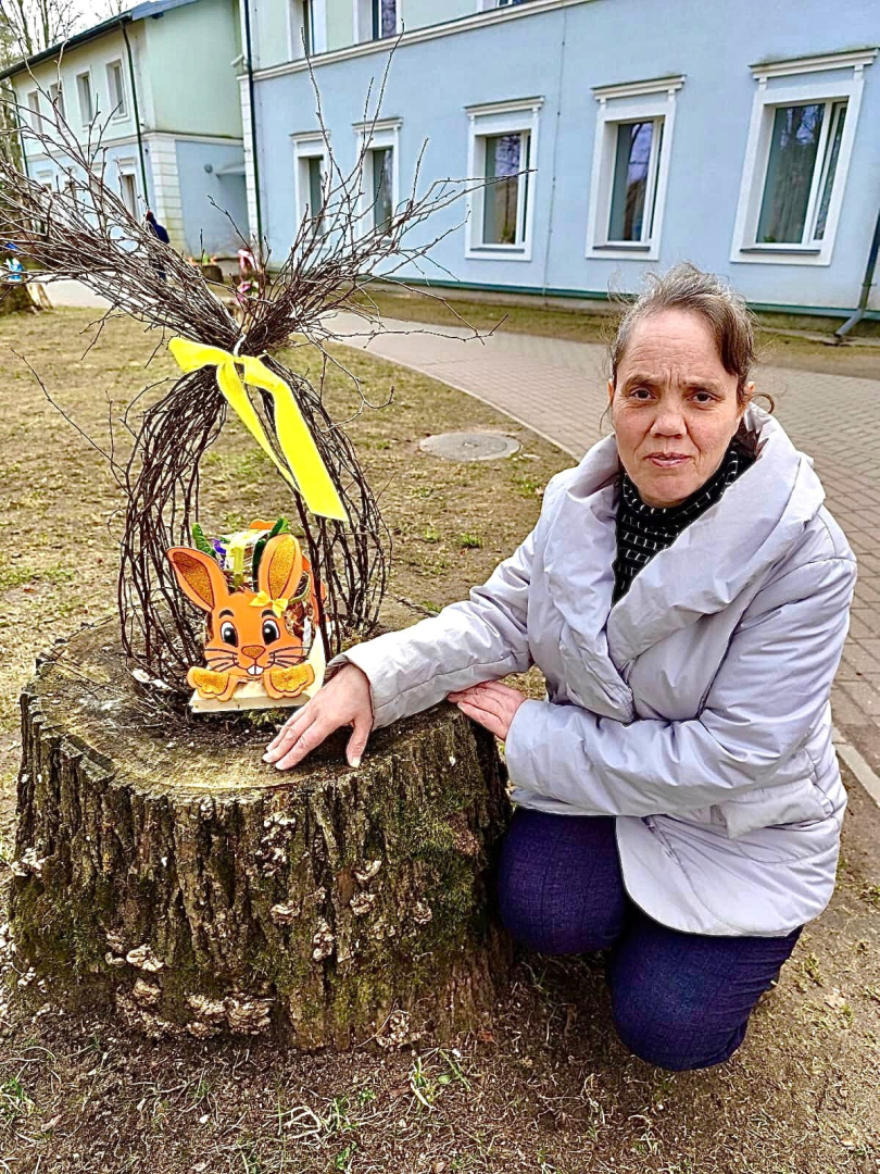 Sieviete pie celma- uz tā Lieldienu zaķis