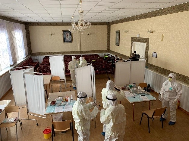 Iestādes klubā “Veselības centra 4” mediķi gatavojas vakcinācijai.