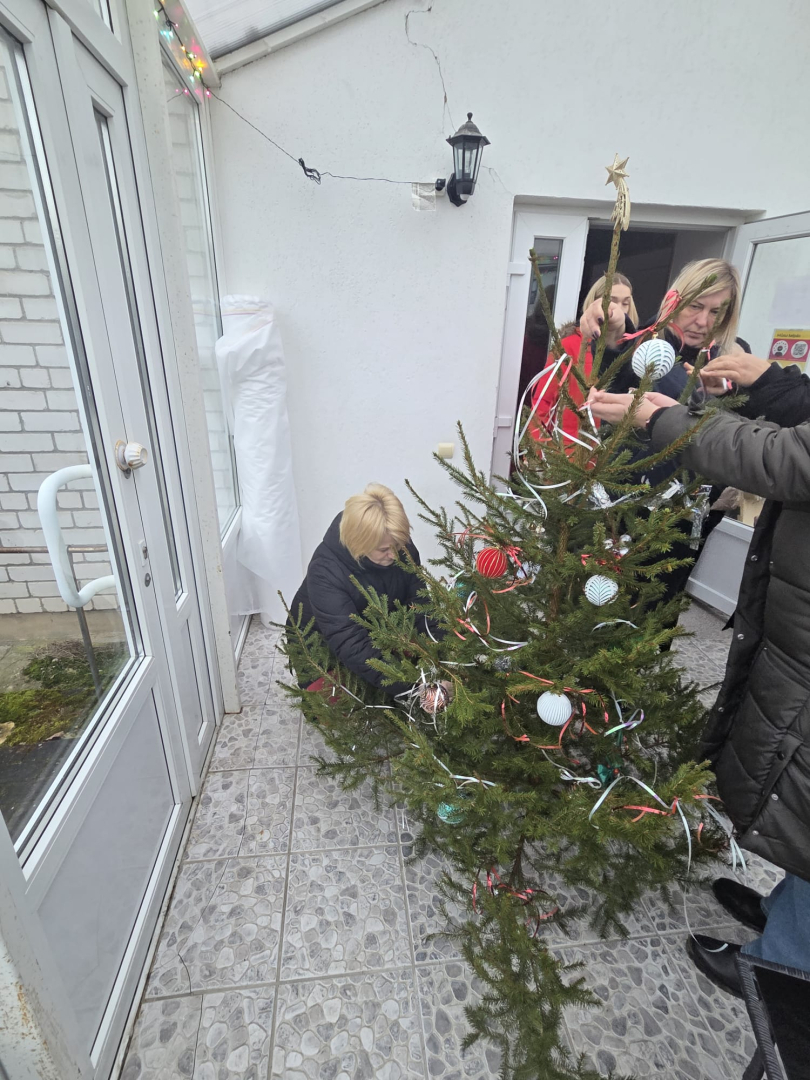 Darbinieki rotā ziemassvētku eglīti