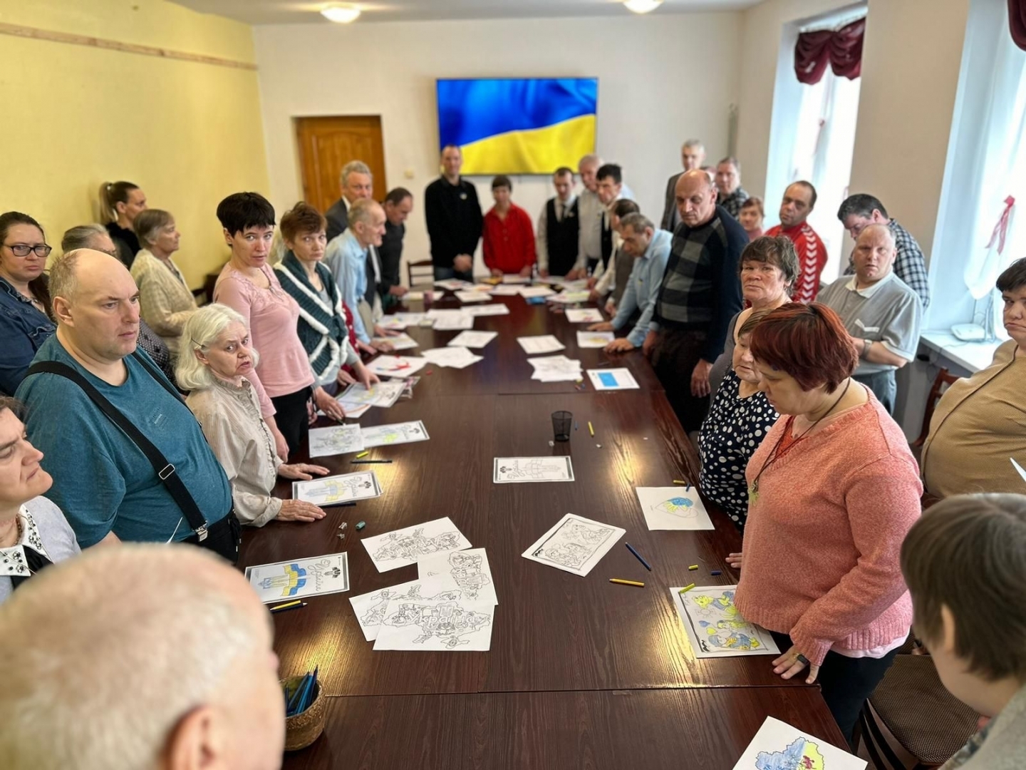 Stāv cilvēku grupa, Ukrainas karogs