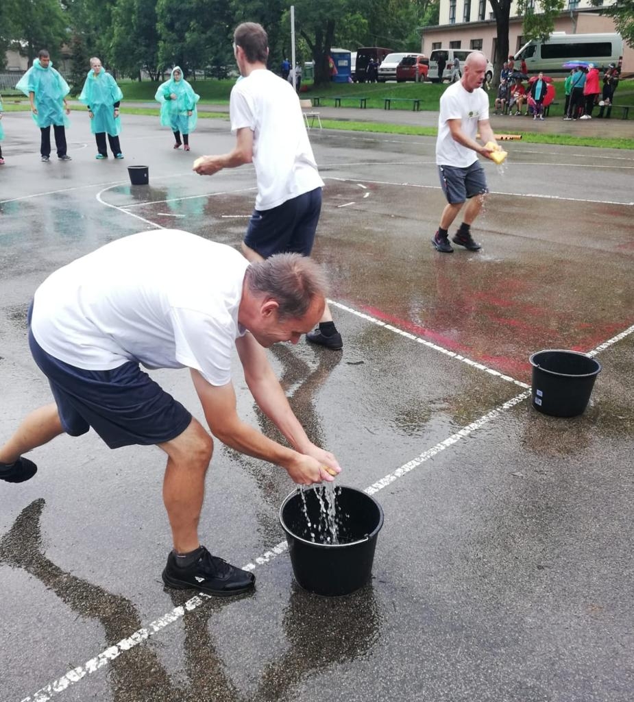 Sportisti distancē, nes ūdeni ar sūkļiem