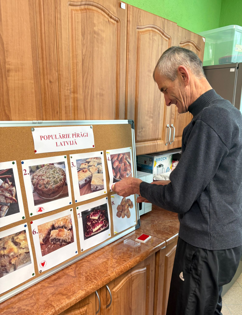 Foto ar pīrāgiem, vīrietis tos kārto