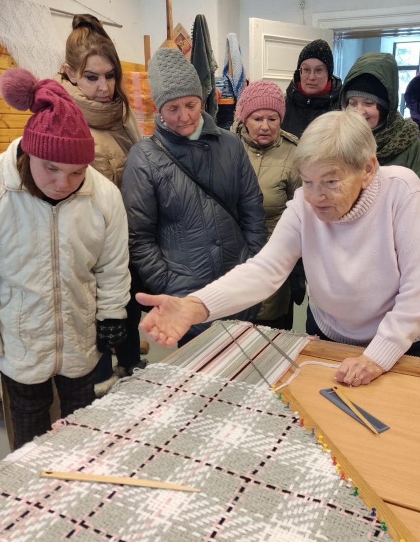 sieviete cilvēku grupa stāsta par rokdarbiem