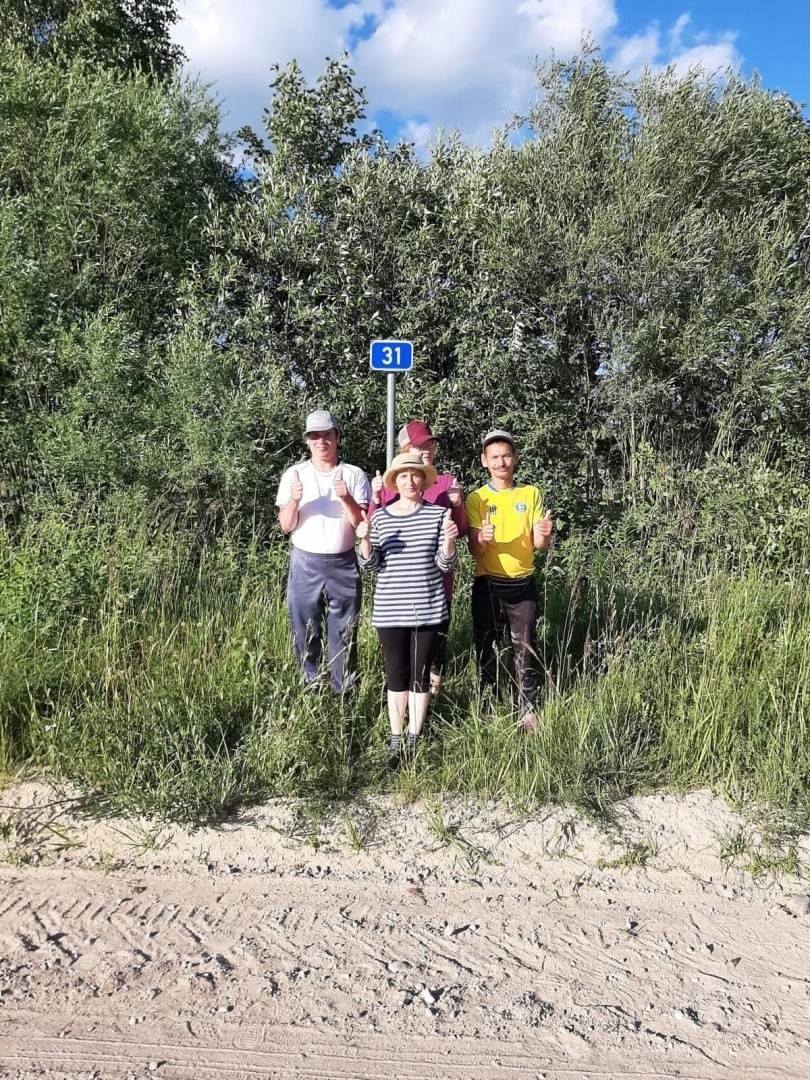 Cilvēki pie kilometru rādītāja