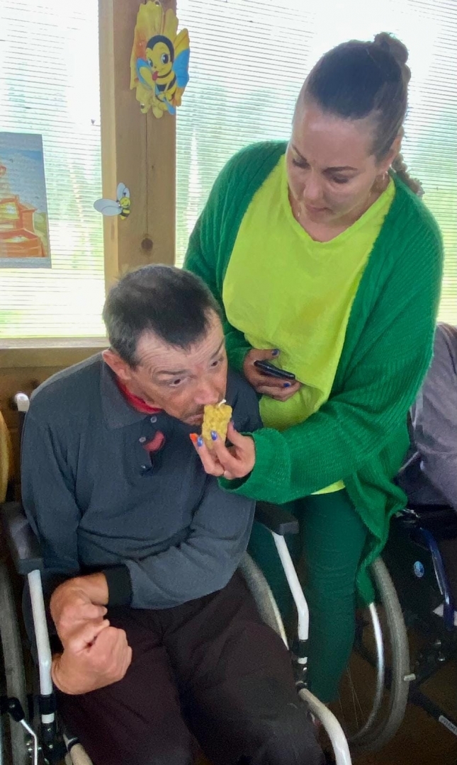Vīrietis ēd medu no sievietes rokas