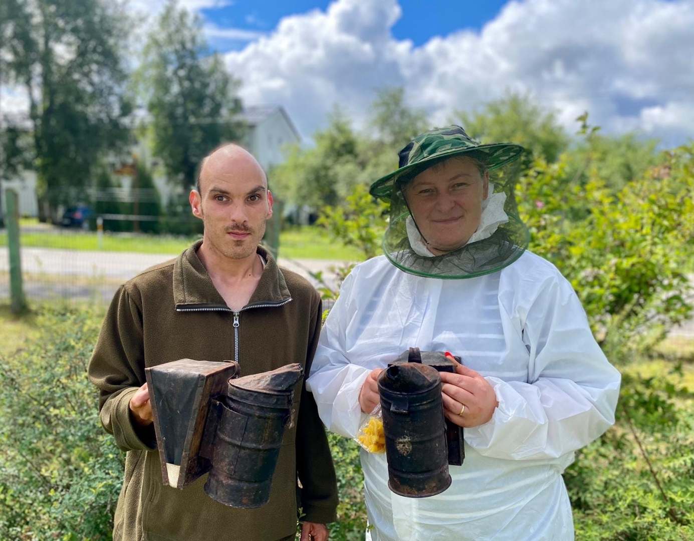 Pāris ar dūmu kannām rokās