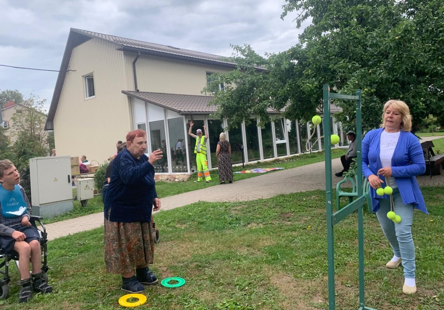 Cilvēki jautrās sportiskās aktivitātēs