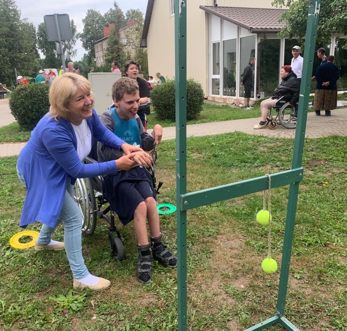 Cilvēki jautrās sportiskās aktivitātēs